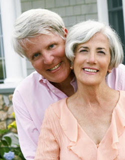 Image of a mature couple smiling with dentures from Miami Dentist Dr. Oscar Cascante